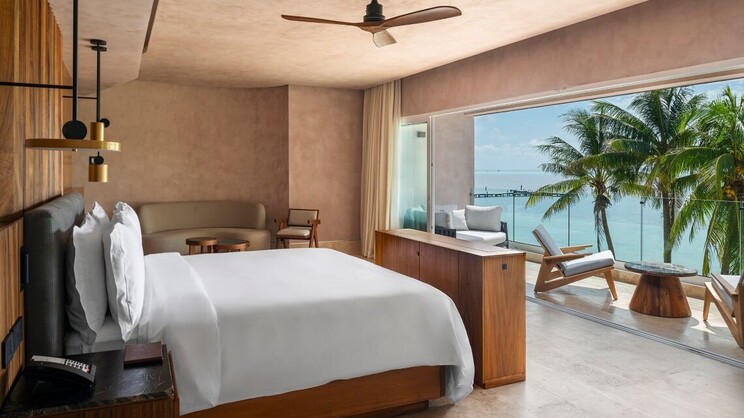 Grand suite with balcony ocean front