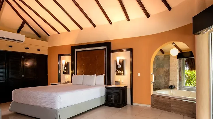 Royal Retreat Beachfront Swim-Up Suite