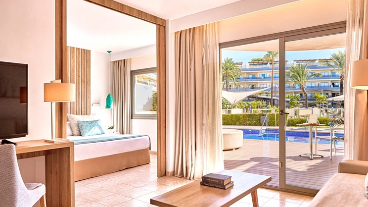 One Bedroom Swim up Suite