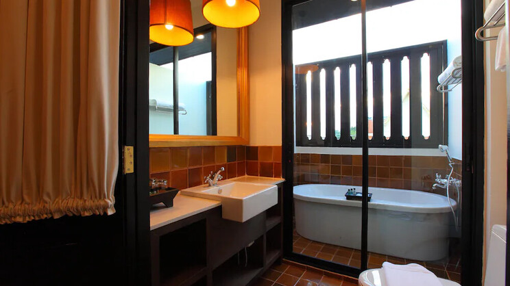 99 The Gallery Hotel