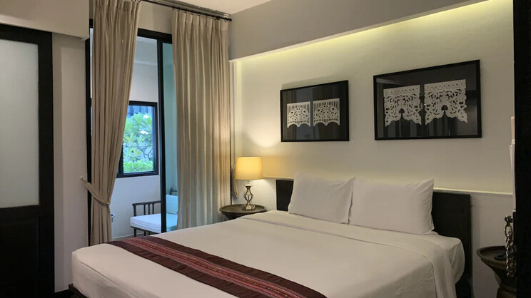 99 The Gallery Hotel