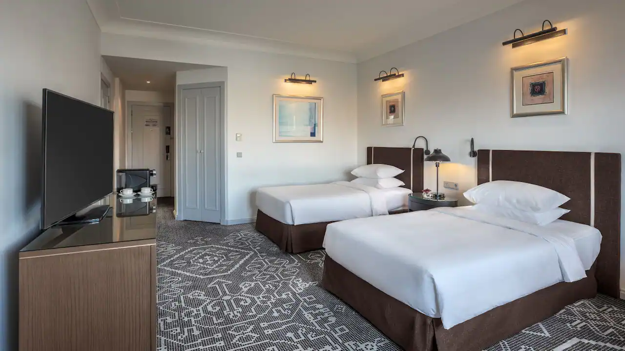 2 Twin Beds with Club Access