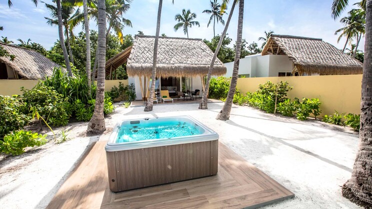  Jacuzzi Beach Villa