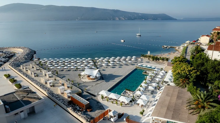 Lazure Hotel & Marina