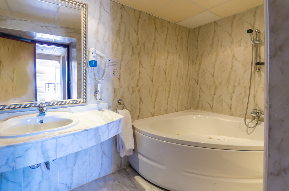 Executive Suite/Deluxe Suite