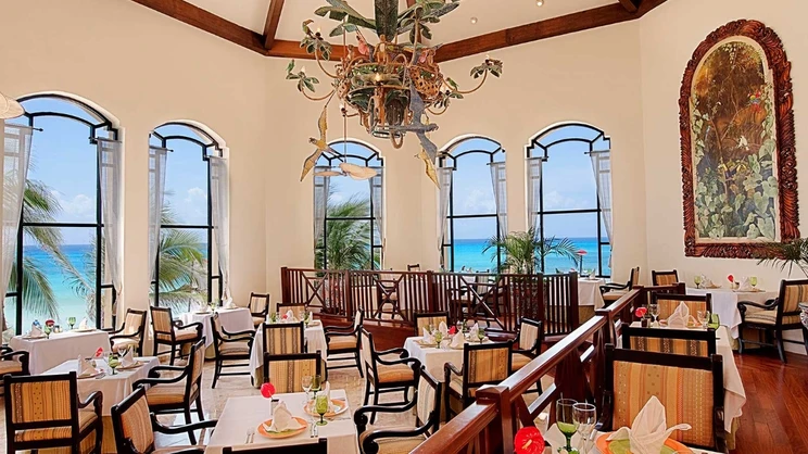 Royal Hideaway Playacar