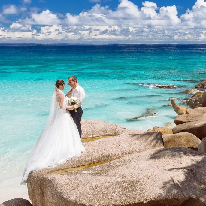 Couple getting married in the Seychelles